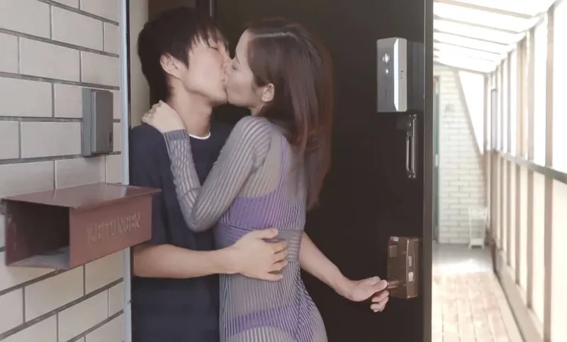 Cô hàng xóm với chiếc quần lót lọt khe và cậu nhóc nhà kề bên may mắn