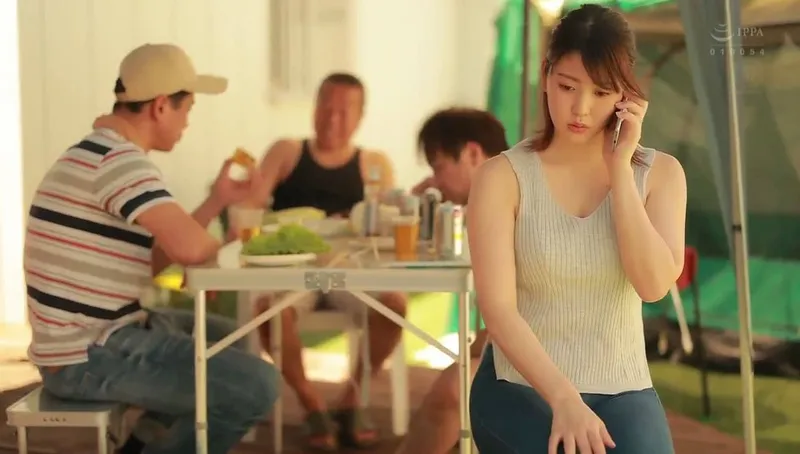 Chồng yêu khờ để vợ tham gia sự kiện cắm trại với mấy gã nhà đối diện và cái kết