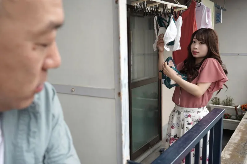 Gã hàng xóm chuyên soi mói và cặp bà xã ông chồng thường xuyên rên la quá to