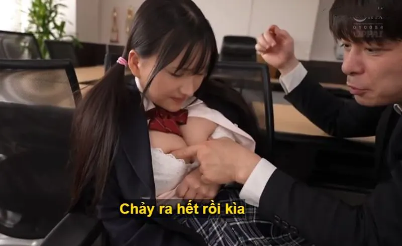 Trong suốt 3 năm, thầy giáo rèn luyện cô học trò ngực đẹp thành “chiếc bình chứa tinh”.