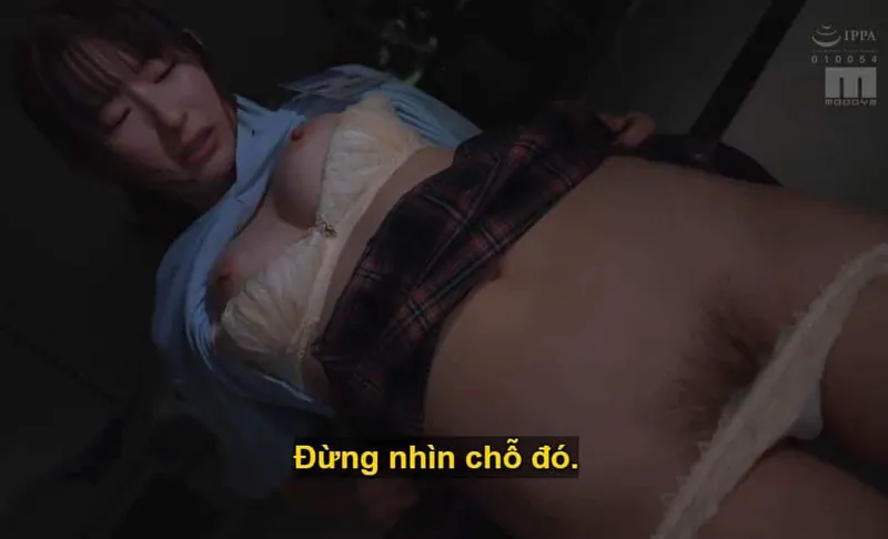 Người sếp dự tính "lên giường" với cô nhân viên dưới quyền kiêu kỳ lười nhác, suốt ngày chỉ mải mê chat chit cùng người yêu.